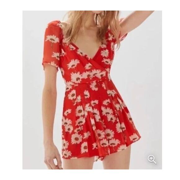Urban Outfitters Red Floral Fun V Neck Flowy Preppy Pinterest Famous Romper M - Picture 1 of 9